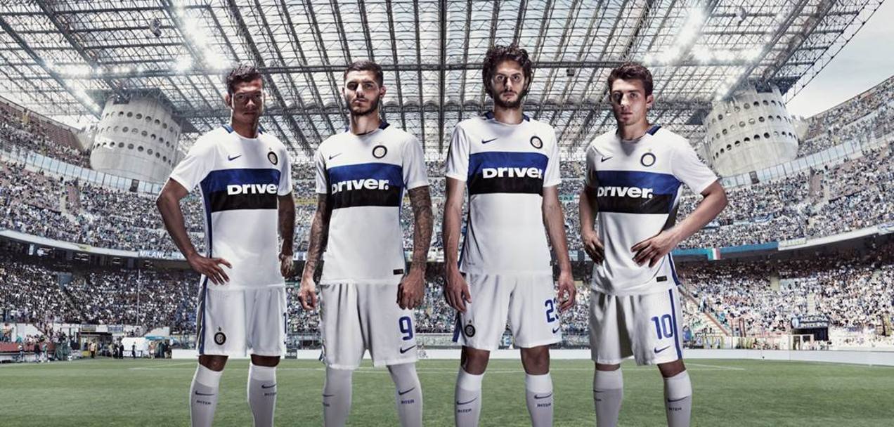 Guarin, Icardi, Ranocchia e Kovacic con la nuova seconda maglia dell&#39;Inter: la divisa  bianca con una fascia orizzontale nerazzurra all’altezza del petto